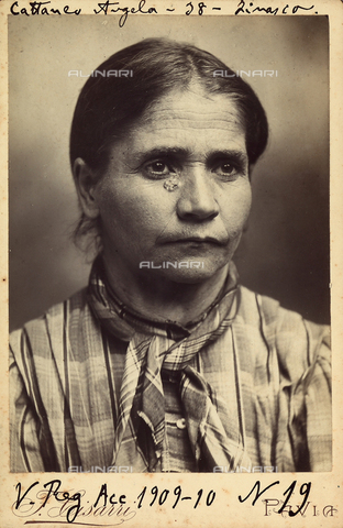BCC-F-001079-0000 - Portrait of Angela Cattaneo, striken with a skin disease, detectable under her right eye - Date of photography: 1909-1910 - Alinari Archives, Florence