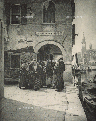 BFB-S-000908-0320 - Group of women in a street in Chioggia - Date of photography: 1908 - Alinari Archives, Florence