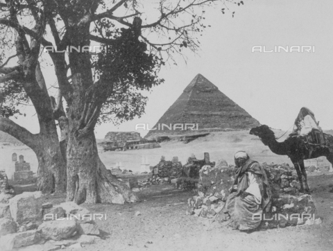 BFB-S-009057-0273 - Two bedouins resting at the foot of a tree,near a pyramid in Egypt - Date of photography: 1905 - Alinari Archives, Florence