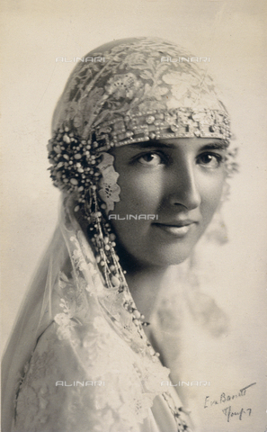 BPD-A-000260-0015 - The Duchess Anna of France in wedding garments - Date of photography: 1927 - Alinari Archives, Florence