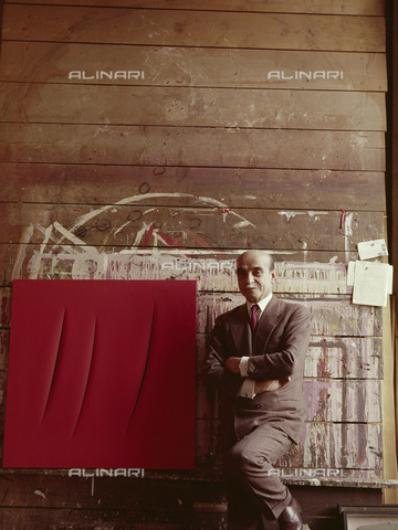 BPK-S-AA0009-6622 - Lucio Fontana con il dipinto "concetto spaziale" - Data dello scatto: 1960 ca. - Charles Wilp / BPK/Archivi Alinari