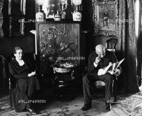 BPK-S-AA1000-0751 - Liebermann and his wife Martha in their apartment at Pariser Platz, Berlin - Date of photography: 1930 - Felix H. Man / BPK/Alinari Archives