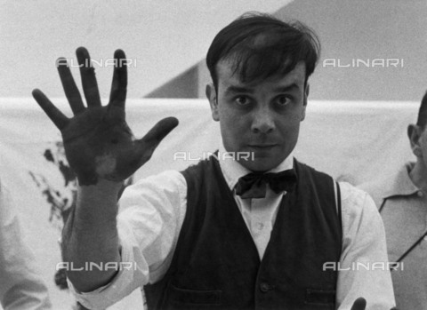 BPK-S-AA1000-2886 - Yves Klein durante le riprese del film "The Heartbeat of France" diretto da  Peter Morley nello studio del fotografo Charles Wilp a Dà¼sseldorf - Data dello scatto: 02/1961 - Charles Wilp / BPK/Archivi Alinari