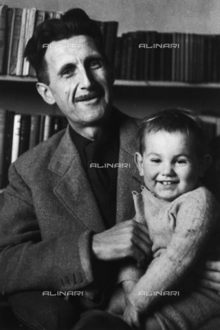 BPK-S-AA1000-3106 - George Orwell with his son - Date of photography: 1949 - Felix H. Man / BPK/Alinari Archives