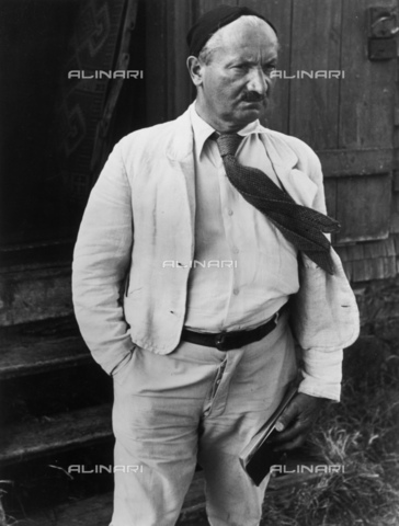 BPK-S-AA1000-5966 - Martin Heidegger ritratto davanti alla sua baita situata nei pressi di Todtnauberg nella Foresta Nera - Data dello scatto: 1949 - Felix H. Man / BPK/Archivi Alinari