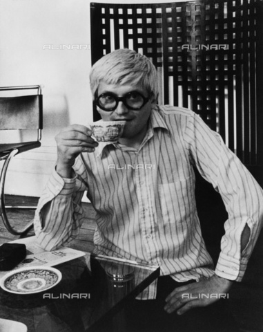 BPK-S-AA1000-6882 - David Hockney in his London apartment - Date of photography: 1970 - Felix H. Man / BPK/Alinari Archives