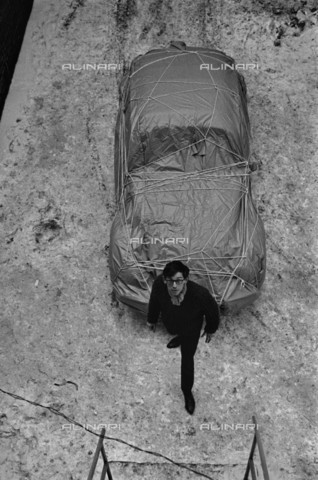 BPK-S-AA1000-7454 - "Wrapped Volkswagen", opera di Christo e Jeanne-Claude per la Galerie Schmela (Hà¼ttenstraàe 104) a Dà¼sseldorf - Data dello scatto: 19/02/1963 - Charles Wilp / BPK/Archivi Alinari