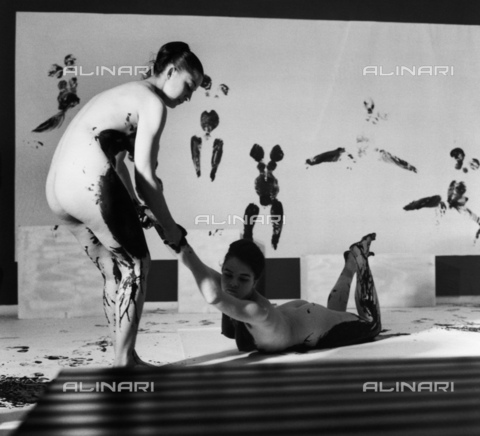 BPK-S-AA1000-7455 - Performance "Anthropometrie der blauen Epoche", di Yves Klein alla Galerie Internationale d'Art Contemporain a Parigi - Data dello scatto: 09/03/1960 - Charles Wilp / BPK/Archivi Alinari