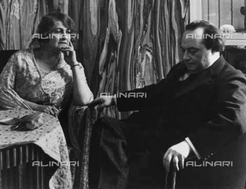 BPK-S-AA1000-7967 - Lo scrittore Franz Werfel con la moglie Alma Mahler, Vienna - Data dello scatto: 1929 - Felix H. Man / BPK/Archivi Alinari