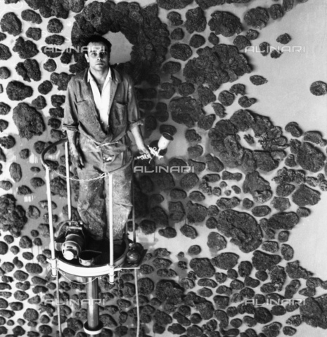 BPK-S-AA1001-1007 - Yves Klein ritratto al lavoro nel foyer del nuovo Teatro Comunale di Gelsenkirchen in Germania - Data dello scatto: 1959 - Charles Wilp / BPK/Archivi Alinari