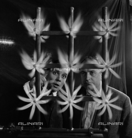 BPK-S-AA1001-1289 - L'artista francese Yves Klein (1928-1962) ritratto insieme all'architetto Werner Ruhnau (1922-2005) dietro all'opera "Feuerwand" all'interno della sede della Kà¼ppersbusch ad Amburgo - Data dello scatto: 1959 - Charles Wilp / BPK/Archivi Alinari