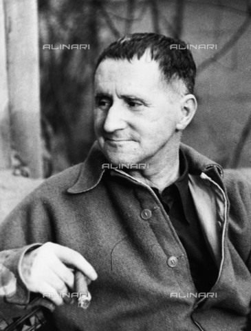 BPK-S-AA1001-2629 - Ritratto di Bertolt Brecht (1898-1956) a Weissensee, Berlino - Data dello scatto: 1953 - Gerda Goedhart / BPK/Archivi Alinari