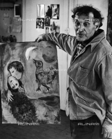BPK-S-AA1001-3344 - Marc Chagall ritratto accanto al dipinto "Paesaggio blu" nel suo atelier di Parigi - Data dello scatto: 1949 - Felix H. Man / BPK/Archivi Alinari