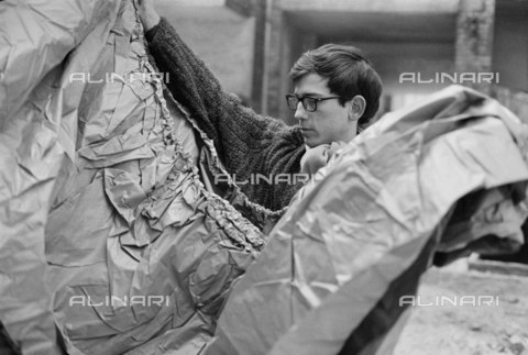 BPK-S-AA1002-4924 - "Wrapped Volkswagen", opera di Christo e Jeanne-Claude per la Galerie Schmela (Hà¼ttenstraàe 104) a Dà¼sseldorf - Data dello scatto: 19/02/1963 - Charles Wilp / BPK/Archivi Alinari