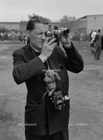 BPK-S-AA2001-4261 - Fotoreporter ad una mostra canina a Dà¼sseldorf - Data dello scatto: 1955 ca. - Charles Wilp / BPK/Archivi Alinari