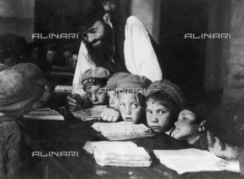 BPK-S-AA2003-0244 - Lesson in Cheder, a traditional Jewish elementary school in Lublin - Date of photography: 1920-1930 - Alter Kacyzne / BPK/Alinari Archives