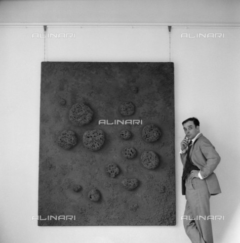 BPK-S-AA7014-9934 - L'artista francese Yves Klein (1928-1962) ritratto con sua opera d'arte esposta per la mostra "Monochrome und Feuer" nella Haus Lange a Krefeld - Data dello scatto: 1961 - Charles Wilp / BPK/Archivi Alinari