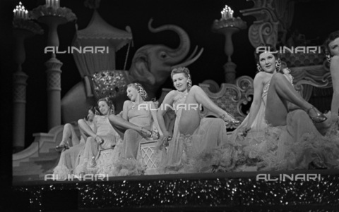 BPK-S-AA7015-6909 - Ballerine durante uno spettacolo di cabaret della Scala di Berlino - Data dello scatto: 03/1943 - Josef Donderer / BPK/Archivi Alinari