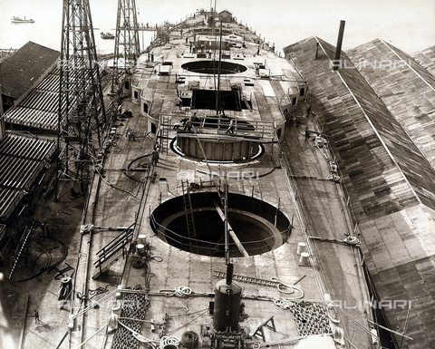 BPQ-F-000071-0000 - The costruction of a ship at the "Gio. Ansaldo Armstong & Co." shipyard in Genoa - Date of photography: 1920 ca - Alinari Archives, Florence