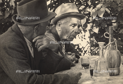 BVA-F-000323-0000 - Two old men talking at the table of a tavern. Postcard sent by the photographer to Vincenzo Balocchi - Date of photography: 1941 - Alinari Archives, Florence