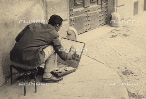 BVA-F-000336-0000 - Young travelling artist. Postcard sent by the author to Vincenzo Balocchi - Date of photography: 1940 ca. - Alinari Archives, Florence