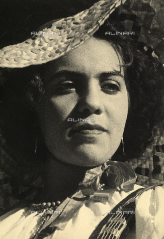 BVA-F-000337-0000 - Close-up of a woman in traditional costume. Postcard sent by the author to Vincenzo Balocchi - Date of photography: 1940 ca. - Alinari Archives, Florence