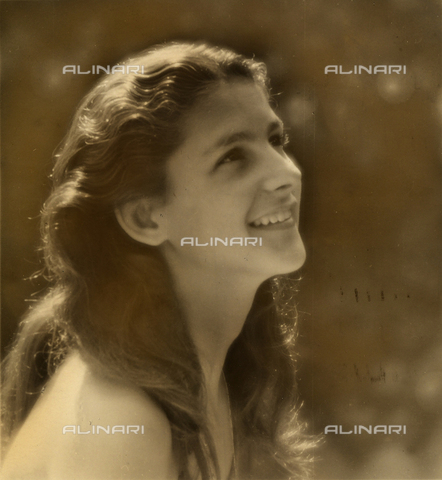 BVA-F-000475-0000 - Close-up of a young woman smiling. Postcard sent by the author to Vincenzo Balocchi - Date of photography: 1941 - Alinari Archives, Florence
