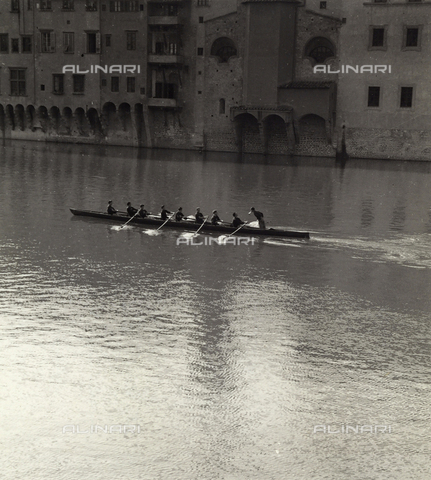 BVA-F-000534-0000 - Rowers on the river Arno near Ponte Vecchio. Postcard sent by the photographer to Vincenzo Balocchi - Date of photography: 1940 - Alinari Archives, Florence