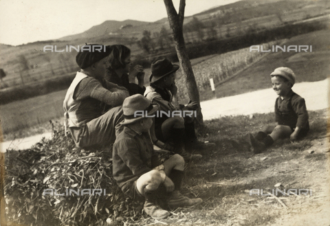 BVA-F-000542-0000 - Group of children playing in a field. Postcard sent by the author to Vincenzo Balocchi - Date of photography: 1935 - Alinari Archives, Florence