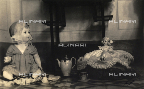 BVA-F-000558-0000 - Tea at five o'clock. Postcard sent by the photographer to Vincenzo Balocchi - Date of photography: 1937 - Alinari Archives, Florence