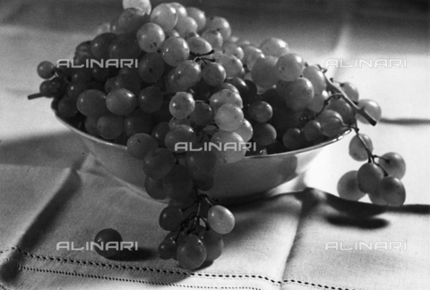 BVA-F-000655-0000 - Grapes in the fruit bowl. Postcard sent by the author to Vincenzo Balocchi - Date of photography: 1941 - Alinari Archives, Florence