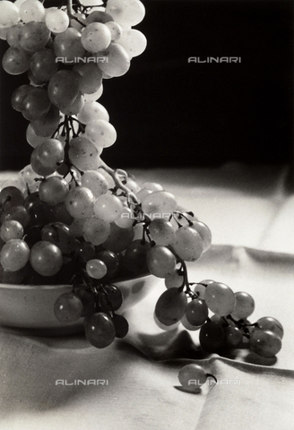 BVA-F-000657-0000 - A bunch of grapes hanging out of the fruit bowl. Postcard sent by the author to Vincenzo Balocchi - Date of photography: 1941 - Alinari Archives, Florence