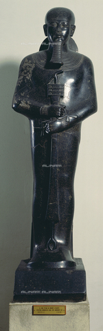 CAL-F-002941-0000 - Statua in basalto nero del dio egiziano creatore Ptah che regge tra le mani il pilastro sacro Ged; l'opera è conservata presso il Museo Egizio di Torino - Data dello scatto: 1996 - Archivi Alinari, Firenze