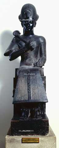 CAL-F-002942-0000 - Statua in basanite del faraone Ramses II assiso in trono con la corona blu, l'ureo e lo scettro; l'opera è conservata presso il Museo Egizio di Torino - Data dello scatto: 1996 - Archivi Alinari, Firenze