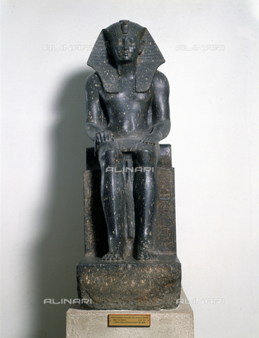 CAL-F-002943-0000 - Statua del faraone Thutmosi I, riutilizzata da Thutmosi III, assiso in trono con il copricapo ornato dall'ureo; l'opera è conservata presso il Museo Egizio di Torino - Data dello scatto: 1996 - Archivi Alinari, Firenze