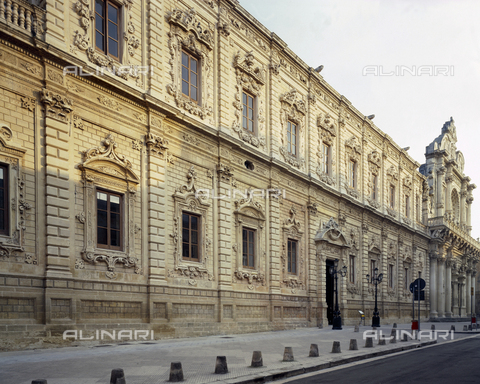 CAL-F-010661-0000 - Lecce: facciata del Palazzo dei Celestini, un tempo adibito a convento, oggi sede dell'Amministrazione provinciale - Data dello scatto: 2002 - Archivi Alinari, Firenze
