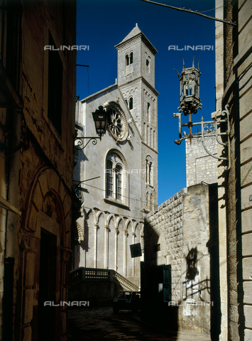 CAL-F-010682-0000 - Veduta della facciata del transetto della Cattedrale di Giovinazzo, in provincia di Bari - Data dello scatto: 2002 - Archivi Alinari, Firenze