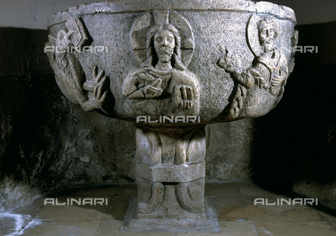 CAL-F-010977-0000 - Fonte battesimale della chiesa di Sant'Adoneo a Bisceglie - Data dello scatto: 2002 - Archivi Alinari, Firenze