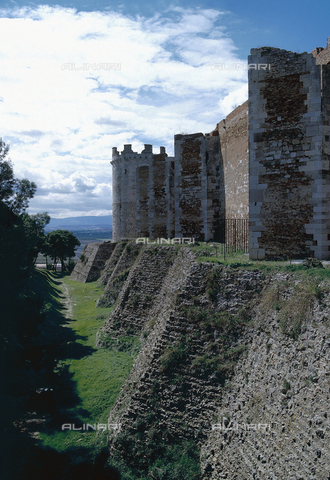 CAL-F-011031-0000 - Bastioni orientali della fortezza angioina di Lucera, in provincia di Foggia - Data dello scatto: 2002 - Archivi Alinari, Firenze