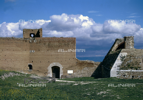 CAL-F-011032-0000 - Cortile interno della fortezza angioina di Lucera, in provincia di Foggia - Data dello scatto: 2002 - Archivi Alinari, Firenze