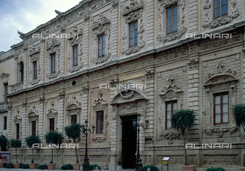 CAL-F-011050-0000 - Ex Convento dei Celestini (Palazzo della Provincia e della Prefettura), Lecce - Data dello scatto: 2002 - Archivi Alinari, Firenze