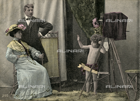 CCQ-F-000760-0000 - Coppia in posa davanti ad un bambino con apparecchio fotografico - Data dello scatto: 1890 ca. - Archivi Alinari, Firenze