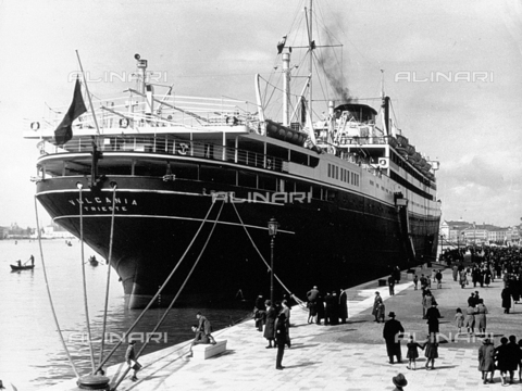 DPD-F-000090-0000 - View of the ship 'Vulcania' moored to a quay. The quay is busy and there are numerous passers-by - Date of photography: 1930-1940 ca. - Alinari Archives, Florence