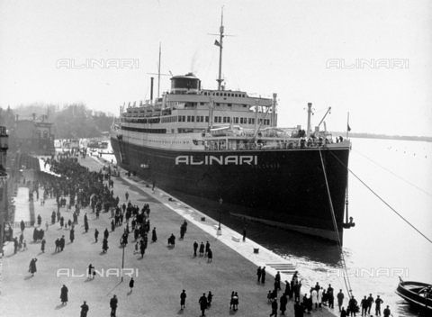 DPD-F-000096-0000 - View of the ship 'Vulcania' moored to a quay. The quay is crowded with a large group of onlookers - Date of photography: 1930-1940 ca. - Alinari Archives, Florence