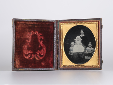 DVQ-F-000347-0000 - Portrait of a woman with three children - Alinari Archives, Florence
