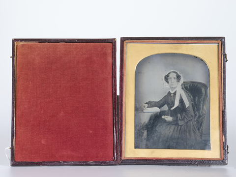 DVQ-F-000385-0000 - Female portrait with book and monocle - Date of photography: 1855-1860 ca. - Alinari Archives, Florence