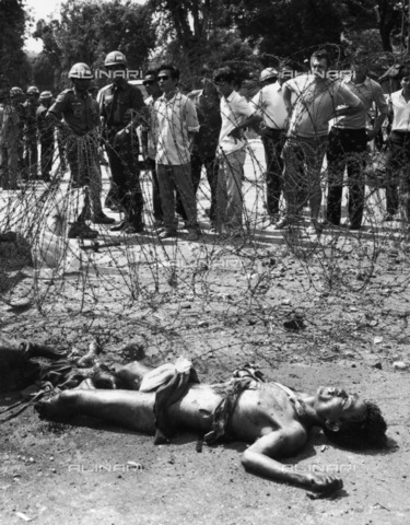 EVA-S-001009-7343 - Vietnam War: victim during a Vietcong assaultin 1972 - Date of photography: 1972 - Hubertus  Kanus / © Mary Evans / Alinari Archives