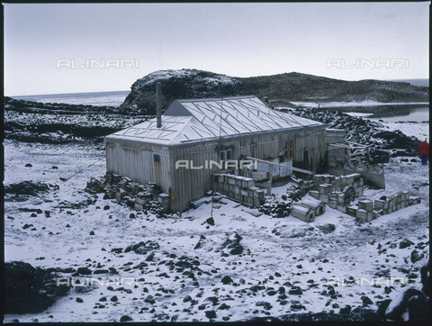 EVA-S-001018-7026 - The refuge British explorer Henry Shackleton at Cape Royds Ernst on Ross Island in Antarctica used during the expedition "Nimrod" between 1907 and 1909 - Date of photography: 2005 - HUBERTUS KANUS / © Mary Evans / Alinari Archives