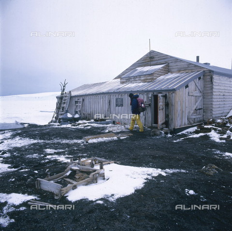 EVA-S-001018-7061 - Robert Falcon Scott's hut at Cape Evans on Ross Island, held in memory of the explorer - Date of photography: 2005 - Hubertus Kanus / © Mary Evans / Alinari Archives