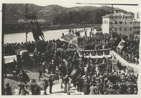 FAQ-F-000609-0000 - Demonstration along the river Ronego, Noventa Vicentina - Date of photography: 1900-1910 - Alinari Archives, Florence